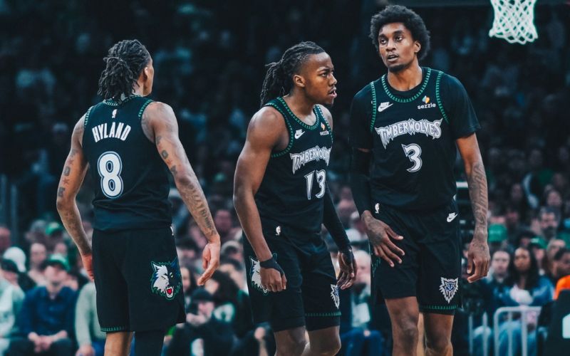 Wolves win in Boston for first time in 21 years