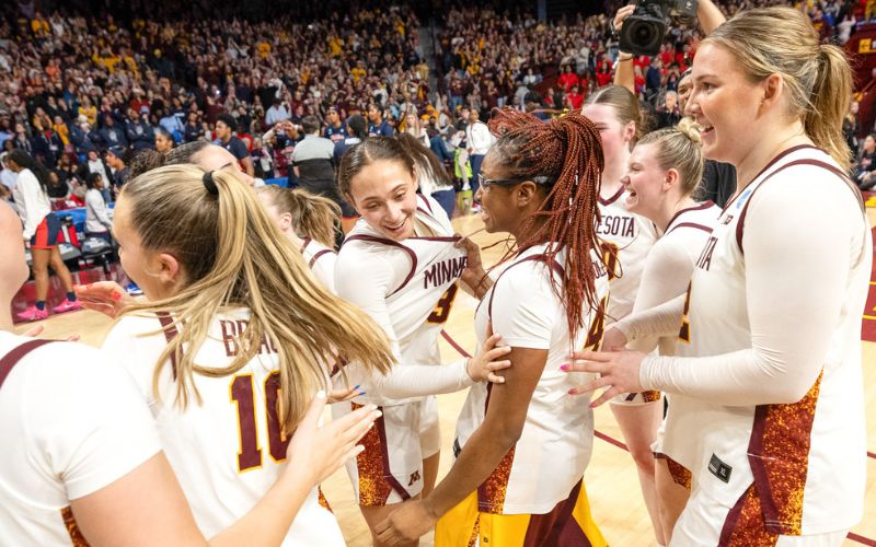 Gopher Womens BB beats buzzer to move into Sweet 16