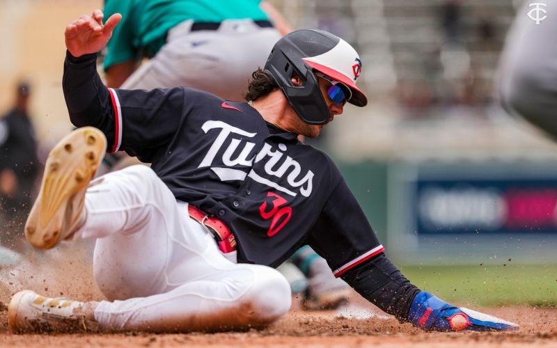 Twins blow 9th inning lead