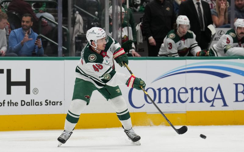 Wild blow lead in 3rd, fall to Dallas