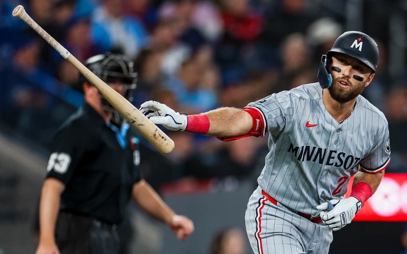 Twins stay red hot, Blast Jays