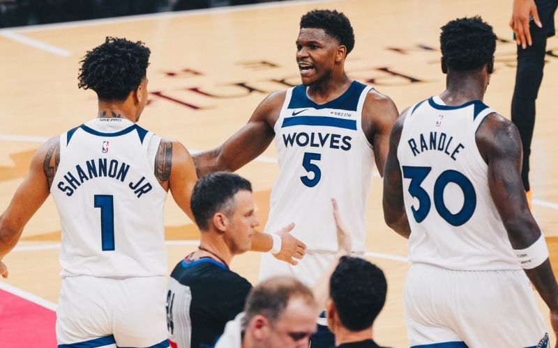 Wolves steal Game 1 in Texas