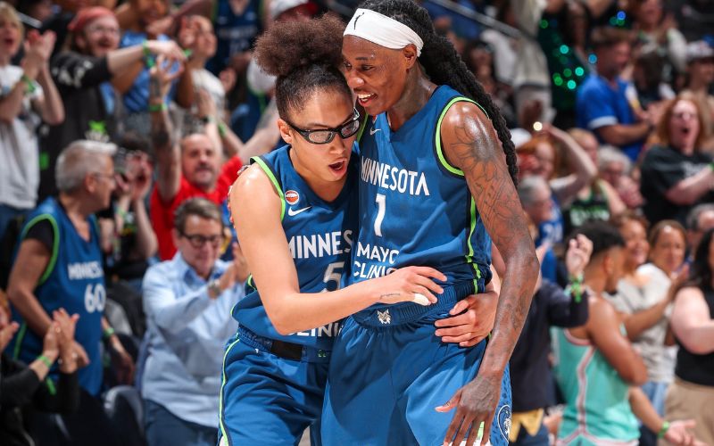 Lynx stay hot, in first place